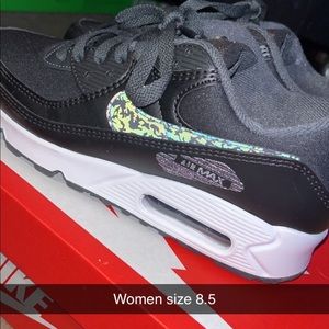 Womens size 8.5 never worn I just don’t like the design on the Nike check